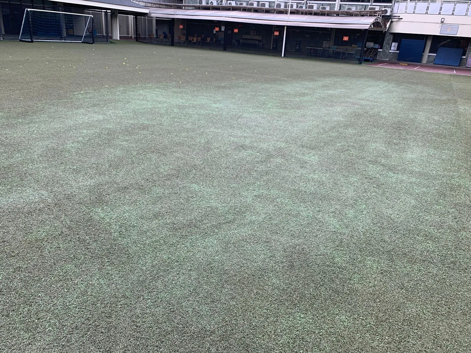 Perawatan Lapangan Sepakbola Rumput Sintetis