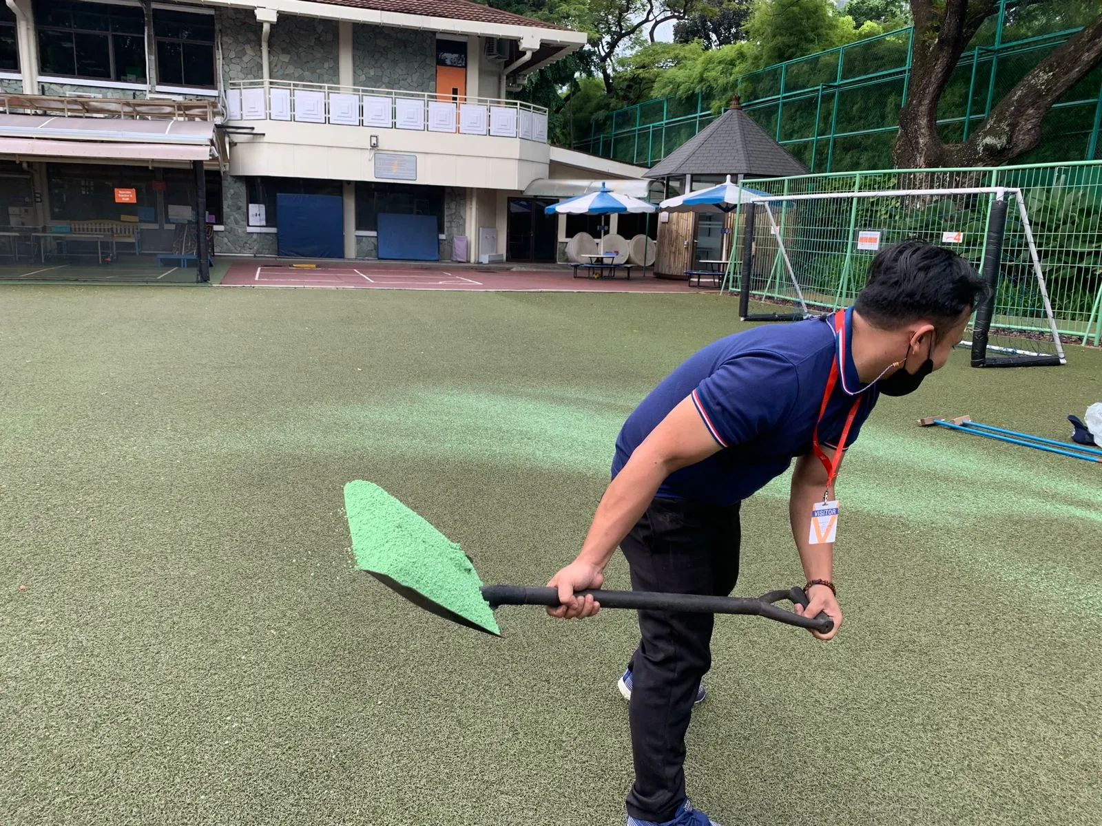 Perawatan Lapangan Sepakbola Rumput Sintetis
