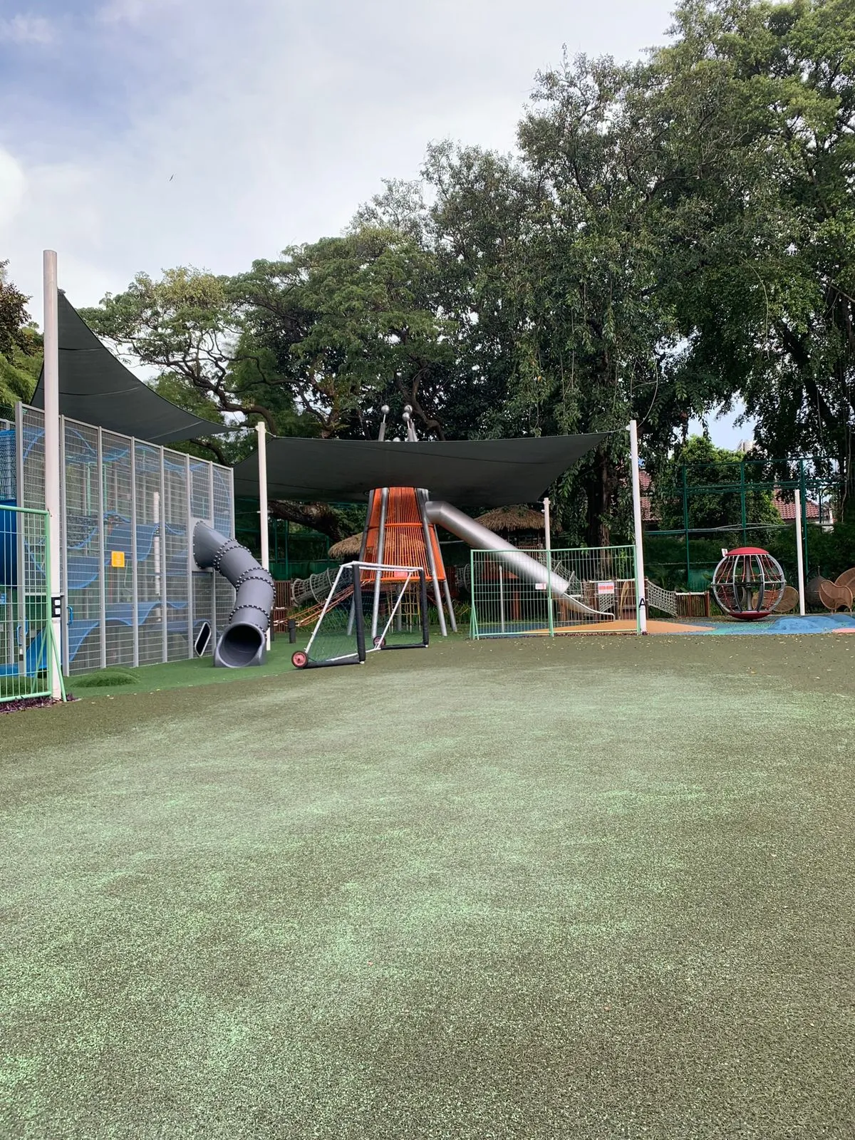 Perawatan Lapangan Sepakbola Rumput Sintetis