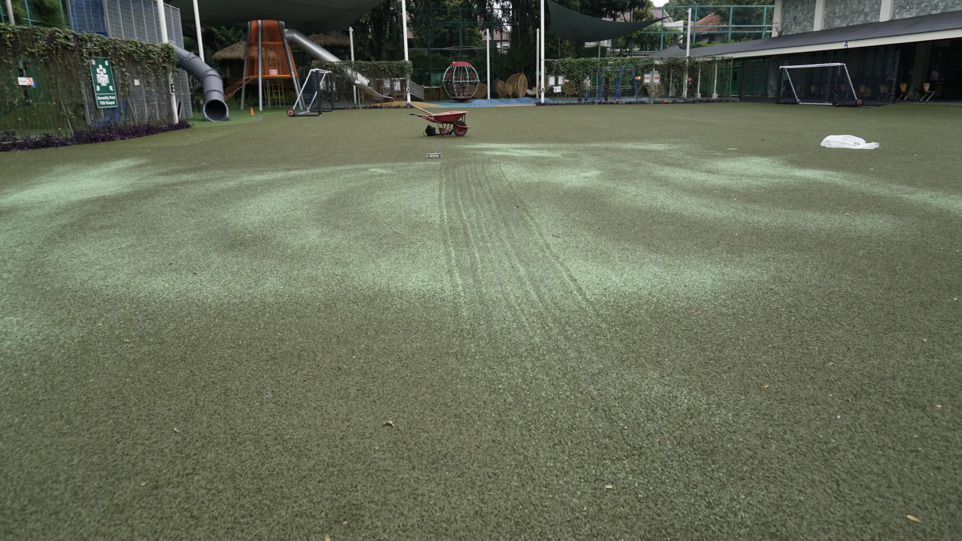 Perawatan Lapangan Sepakbola Rumput Sintetis