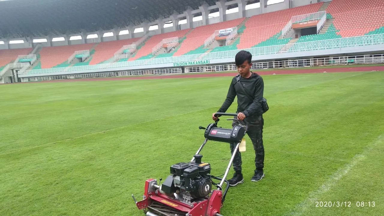 Perawatan Rumput Stadion Pakansari