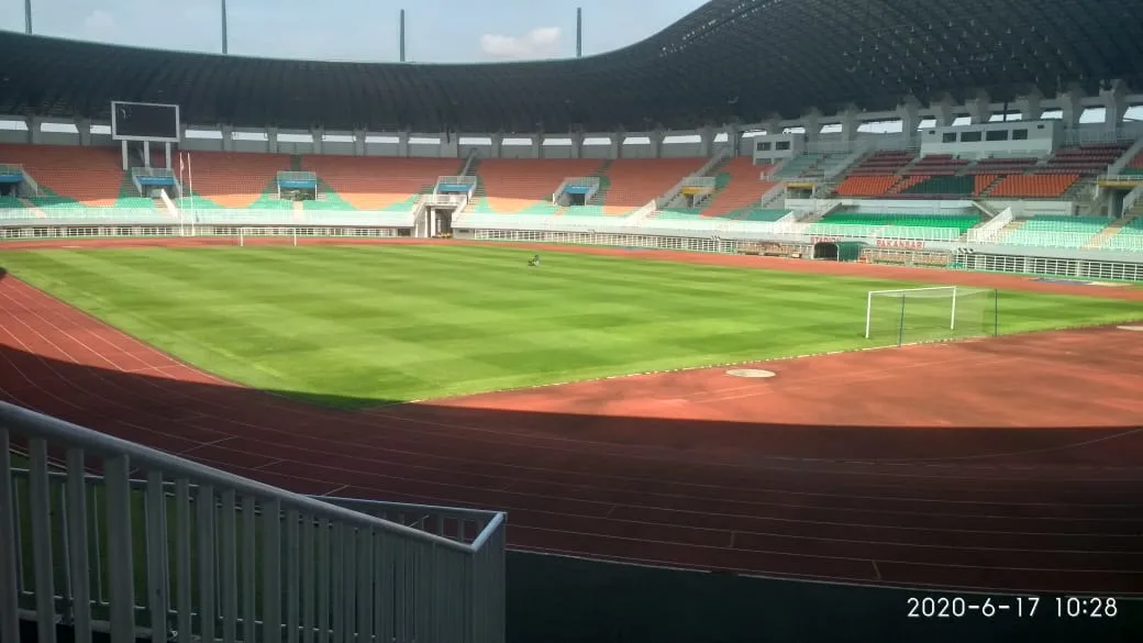 Perawatan Rumput Stadion Pakansari