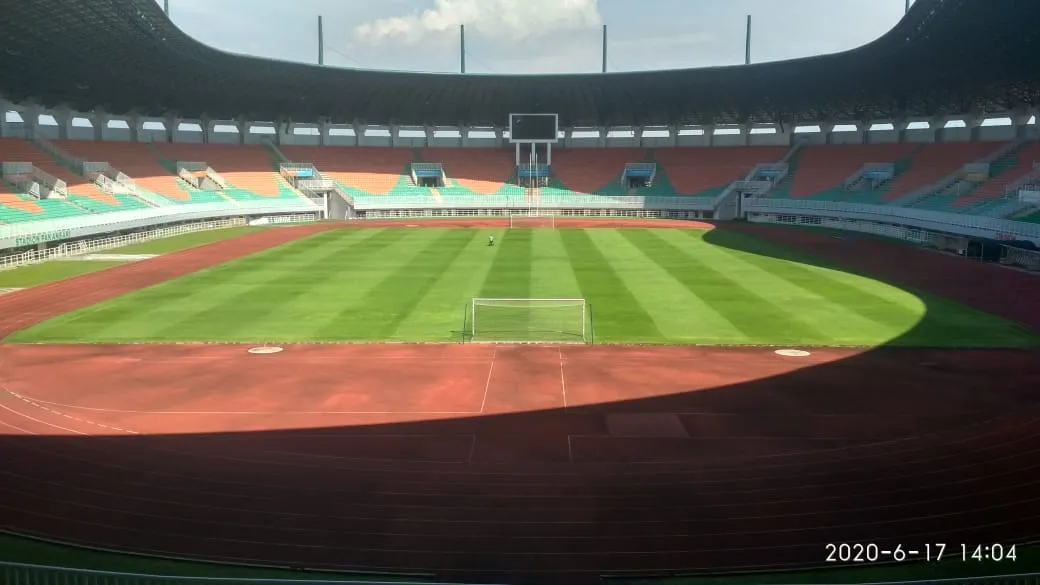Perawatan Rumput Stadion Pakansari
