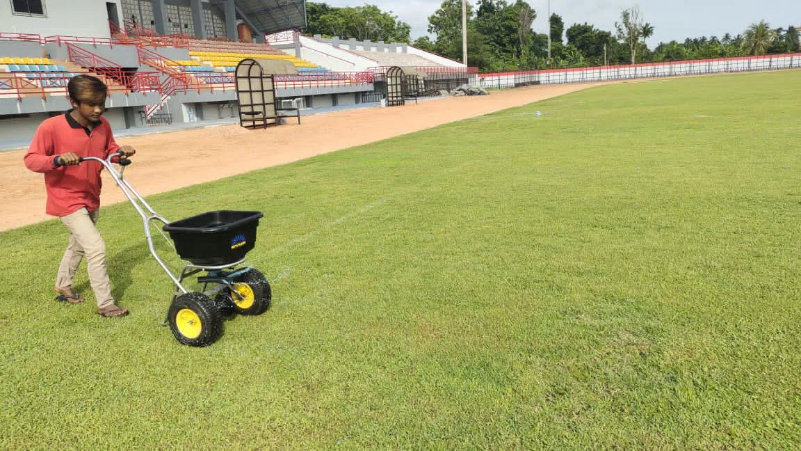 Perawatan Rumput Stadion Serasan, Musi Banyuasin