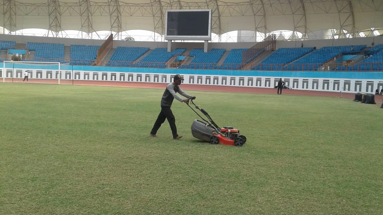 Perawatan Rumput Stadion Wibawa Mukti, Cikarang