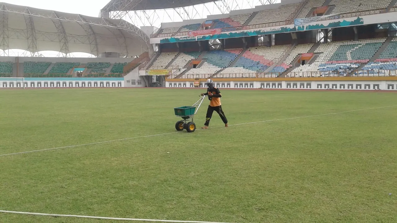 Perawatan Rumput Stadion Wibawa Mukti, Cikarang