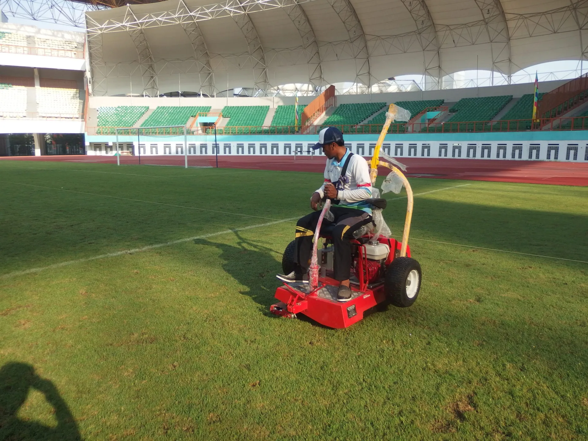 Perawatan Rumput Stadion Wibawa Mukti, Cikarang