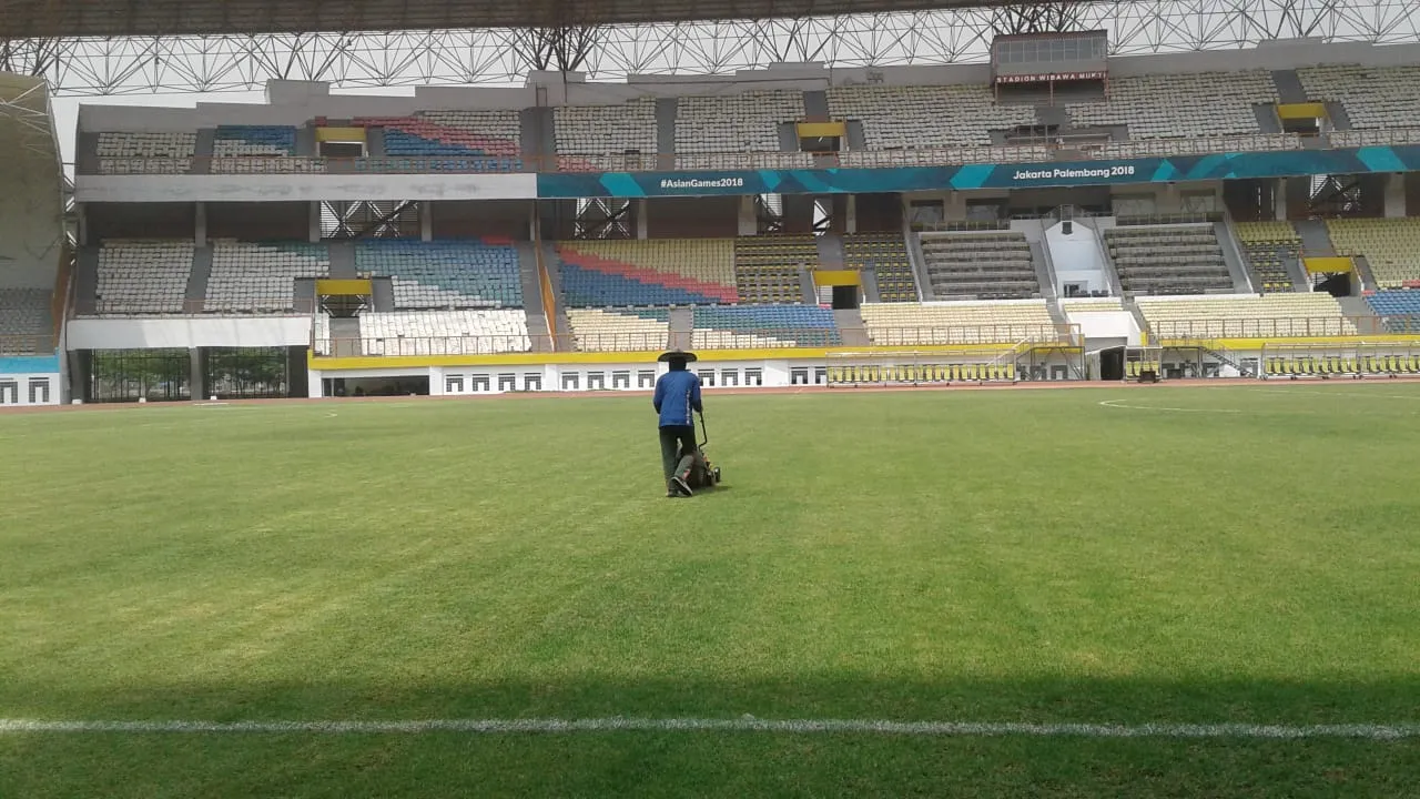 Perawatan Rumput Stadion Wibawa Mukti, Cikarang